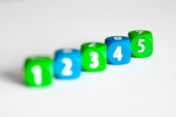 кубики игрушки с номерами на белом фоне
  - Фото, изображение