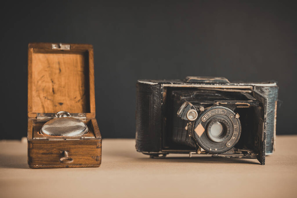 Vintage kamera s filmem a mapou pokladů, odjezd pro starobylý koncept cesty. - Fotografie, Obrázek