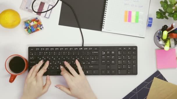 Frau benutzt Tastatur und gießt Kaffee darauf - Filmmaterial, Video