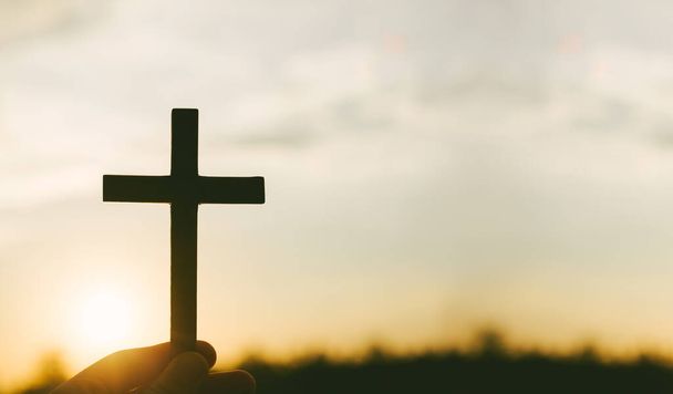 Kreuzigung Jesu Christi, Kreuz mit Feld bei Sonnenuntergang. - Foto, Bild