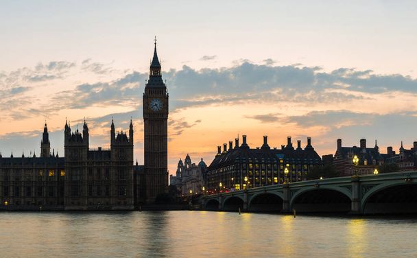 Le Big Ben, les Chambres du Parlement et le pont de Westminster à Londres par une belle nuit d'été, Angleterre, Royaume-Uni
 - Photo, image