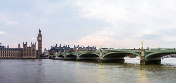 Το Big Ben, σπίτια του Κοινοβουλίου και Westminster bridge στο Λονδίνο σε μια όμορφη καλοκαιρινή βραδιά, Αγγλία, Ηνωμένο Βασίλειο - Φωτογραφία, εικόνα