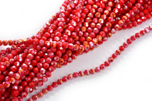 Gyönyörű piros üveg csillogás kristály izolált gyöngyök fehér háttérrel. Használata gyöngyös ékszerekhez - Fotó, kép