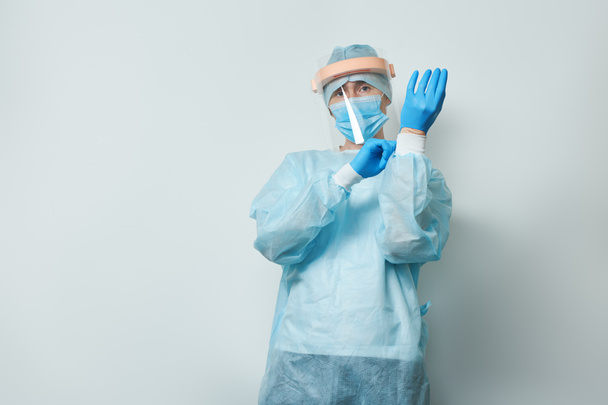 Médico con mascarilla quirúrgica y guantes
. - Foto, Imagen