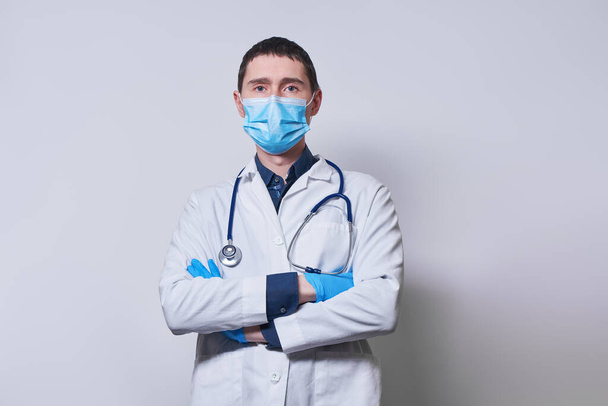 Doctor wearing surgical face mask and gloves. - Foto, Bild