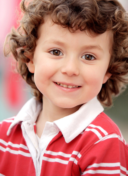 αξιολάτρευτο μικρό παιδί με κόκκινο χρώμα - Φωτογραφία, εικόνα