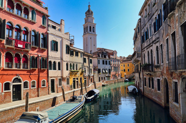 Canal and tower of the Chiesa di Sant Antonin church in Venice, Italy - Valokuva, kuva