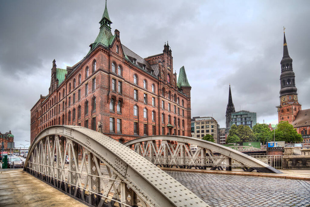 Железный мост и исторические склады в районе Шпайхерстад в Гамбурге, Германия - Фото, изображение