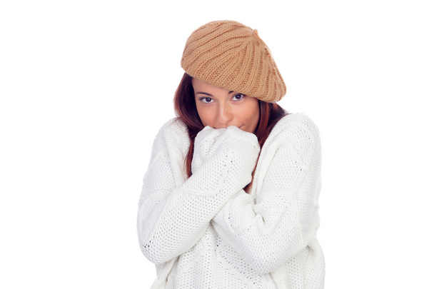 Mulher bonita usando chapéu de lã com sensação de frio
 - Foto, Imagem