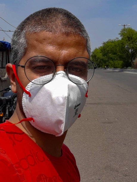 Hombre con máscara protectora parado en el camino solitario durante el bloqueo en medio de la seguridad del Coronavirus Covid 19, Hombre Maduro con máscara médica para la pandemia COVID 19 protección
 - Foto, Imagen