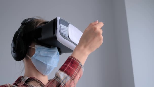 Young woman wearing medical face mask and virtual reality headset - VR concept - Filmagem, Vídeo