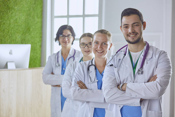 Усміхнена команда лікарів та медсестер у лікарні
 - Фото, зображення