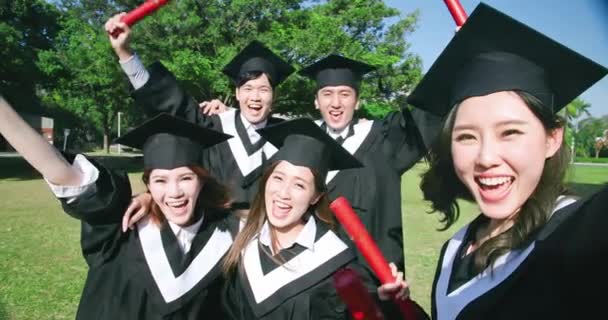 grupa szczęśliwy absolwenci studenci - Materiał filmowy, wideo