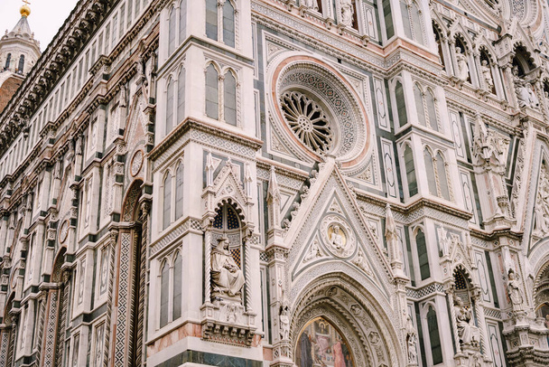 Close-up of the facade of the building of Santa Maria del Fiore in Florence, Italy. - Foto, Imagem