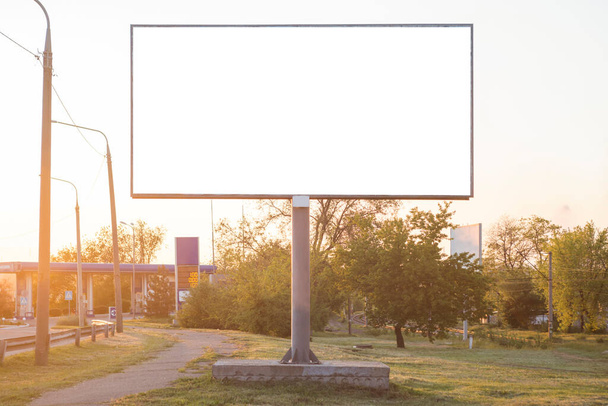 Publicidade de metal outdoor, grande horizontal. Mockup Billboard ao ar livre. Com o caminho de recorte na tela
. - Foto, Imagem