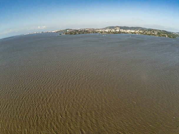 Vista aérea del lago Porto Alegre y Guaiba, Rio Grande do Sul, Brasil
 - Foto, imagen