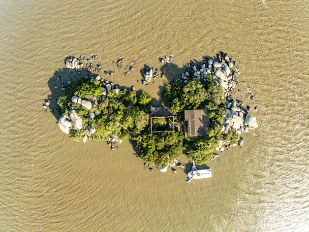 Isla Ilha das Pedras Brancas y lago Guaiba, Rio Grande do Sul, Brasil
 - Foto, Imagen