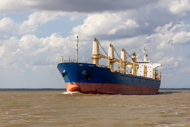 Schiff verlässt Porto Alegre im Guaiba-See, Porto Alegre, Rio Grande do Sul, Brasilien - Foto, Bild