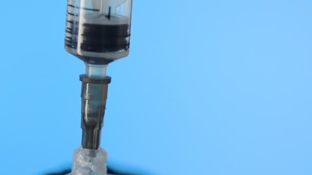 Macro shot de seringue aspire dans un liquide médical à partir d'une ampoule en plastique Corona. Covid-19
 - Séquence, vidéo