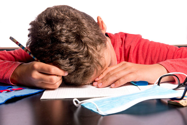 Niño se derrumba por tarea en la oficina en casa
 - Foto, Imagen