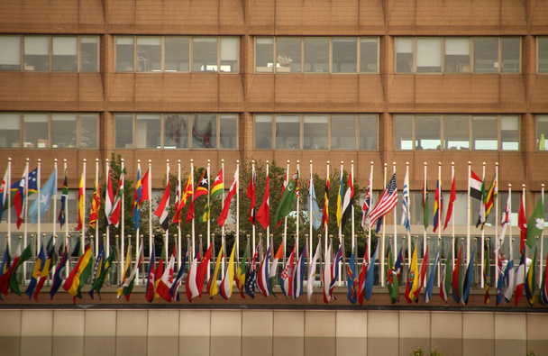 Bandeiras de diferentes países em um evento internacional
 - Foto, Imagem