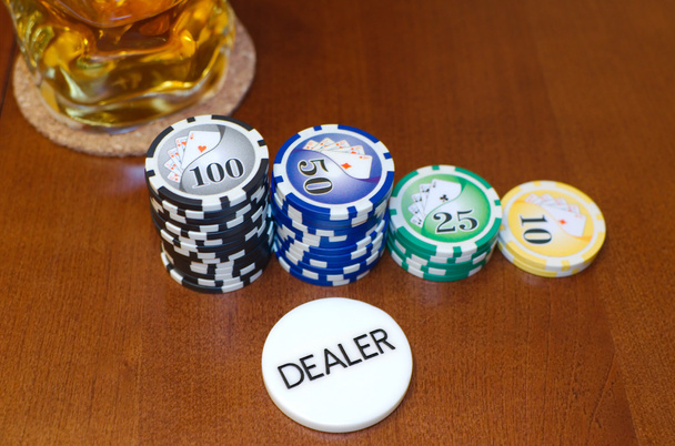 Pokerinjakajan painike ja Casino Tokens
 - Valokuva, kuva