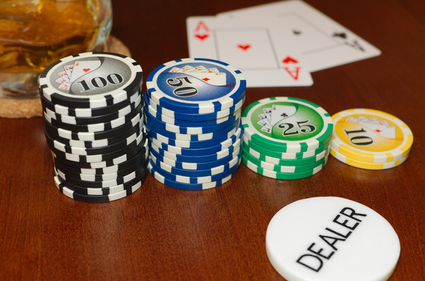 Botón de Poker Dealer y fichas de casino con un par de ases
 - Foto, imagen