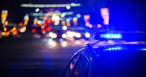 luces del coche de la policía de noche en la ciudad - primer plano con enfoque selectivo y bokeh
 - Foto, imagen