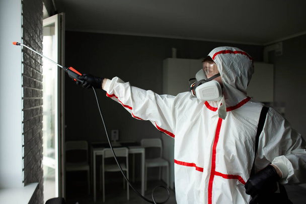 control de plagas. Desinfección química de locales contra insectos y roedores, trabajador sanitario con spray
 - Foto, Imagen