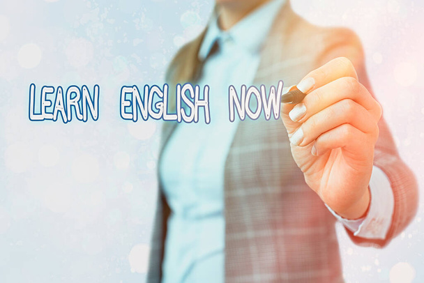 Texto para escribir palabras Aprende inglés ahora. Concepto de negocio para obtener o adquirir conocimientos y habilidades del idioma inglés
. - Foto, Imagen