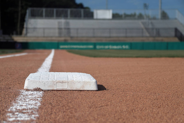 Baseball Field 1st Base mit frischem Gras und Kreidestrichen - Foto, Bild
