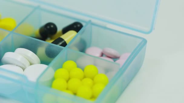 Muchas píldoras diferentes en un recipiente para tabletas Corona. Covid-19
 - Imágenes, Vídeo