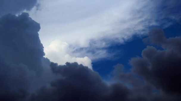 Stormwolken overvielen de blauwe lucht voor de regen - Foto, afbeelding