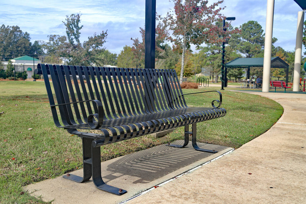 Prázdné lavicové sedadlo v parku hřiště s vybavením za slunečného dne - Fotografie, Obrázek
