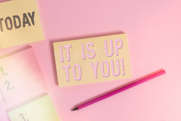 Textzeichen mit der Aufschrift It Is Up To You. Konzeptfoto Wird verwendet, um einer Person mitzuteilen, dass sie die Entscheidung trifft. Großaufnahme vier farbige leere Notizblöcke mit farbigem Hintergrund. - Foto, Bild
