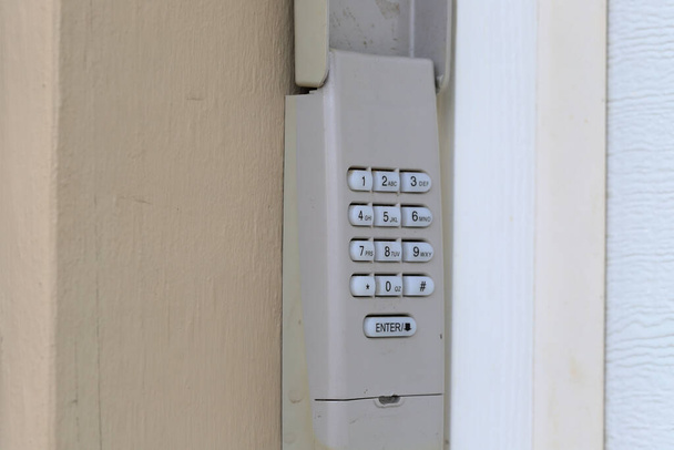家へのガレージのドアの入り口で使用されるコードキーパッド-セキュリティキーパッド-セキュリティコード - 写真・画像