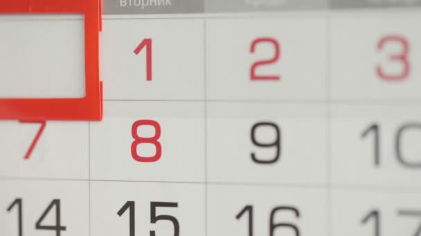 Frauenhand im Büro ändert Datum am Wandkalender. - Filmmaterial, Video