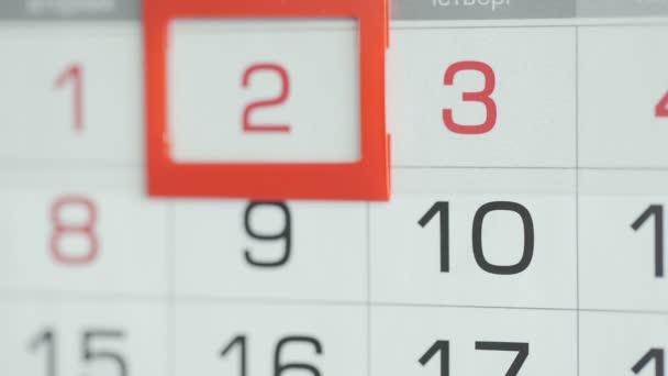 As mulheres entregam a data de modificações de escritório no calendário de parede. Alterações 2 a 3
 - Filmagem, Vídeo