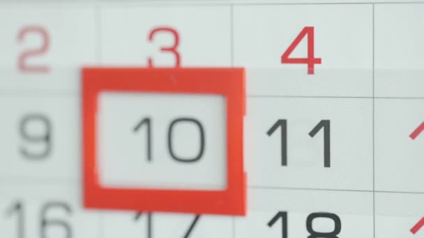 Жінки передають в офіс зміну дати за настінним календарем. Зміни від 10 до 11
 - Кадри, відео