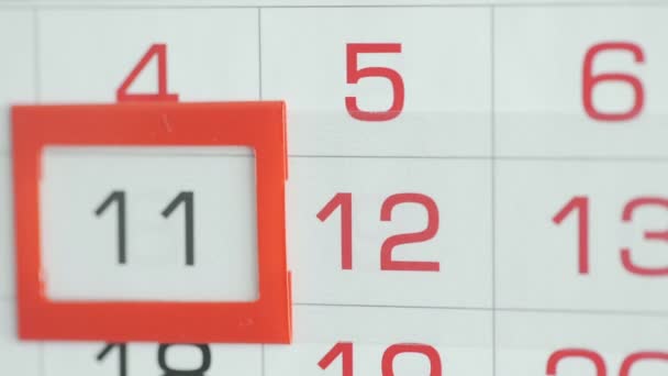 Frauen, die ihr Amt abgeben, ändern das Datum am Wandkalender. Änderungen 11 zu 12 - Filmmaterial, Video