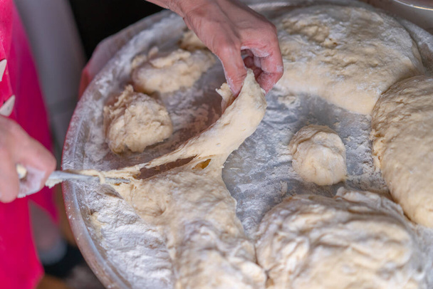 Flour dough sprinkled on a tray - Foto, Bild