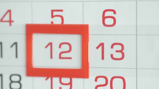 As mulheres entregam a data de modificações de escritório no calendário de parede. Alterações 12 a 13
 - Filmagem, Vídeo