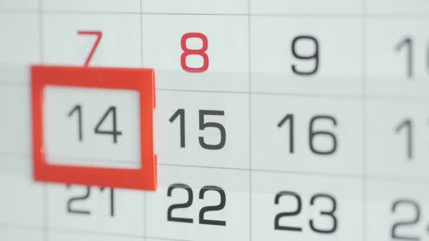 Жінки передають в офіс зміну дати за настінним календарем. Зміни 14 до 15
 - Кадри, відео