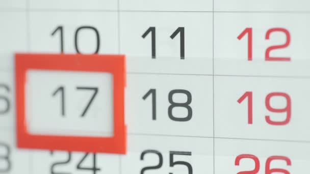 Frauen, die ihr Amt abgeben, ändern das Datum am Wandkalender. Änderungen 107 zu 18 - Filmmaterial, Video