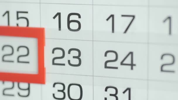 Frauen, die ihr Amt abgeben, ändern das Datum am Wandkalender. Änderungen 22 zu 23 - Filmmaterial, Video