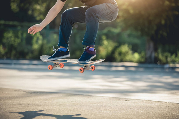 Skateboarder skateboarding at morning outdoors and doing tricks - Zdjęcie, obraz
