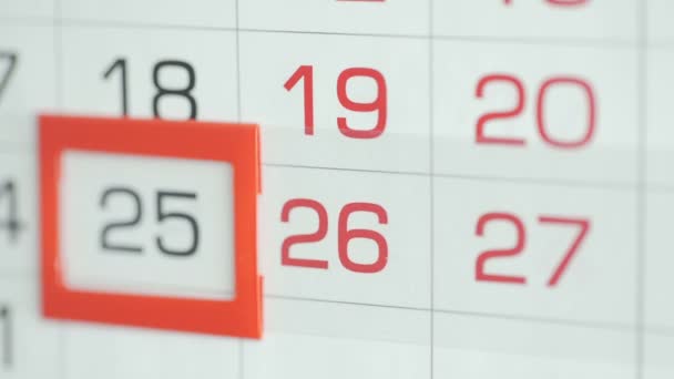 Жінки передають в офіс зміну дати за настінним календарем. Зміни від 25 до 26
 - Кадри, відео