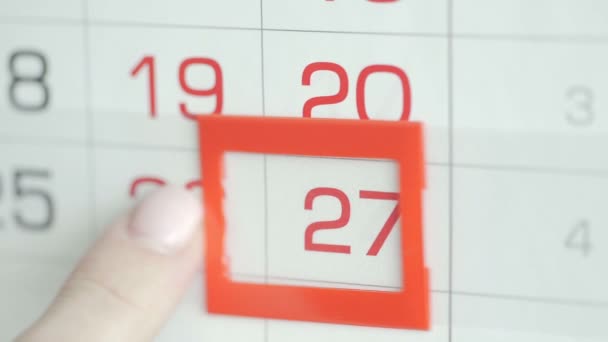 Frauen, die ihr Amt abgeben, ändern das Datum am Wandkalender. Änderungen 26 zu 27 - Filmmaterial, Video