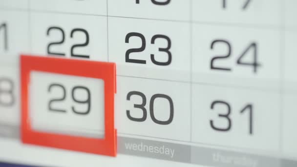 Жінки передають в офіс зміну дати за настінним календарем. Зміни 29 до 30
 - Кадри, відео
