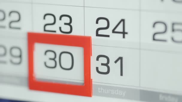 Жінки передають в офіс зміну дати за настінним календарем. Зміни від 30 до 31
 - Кадри, відео